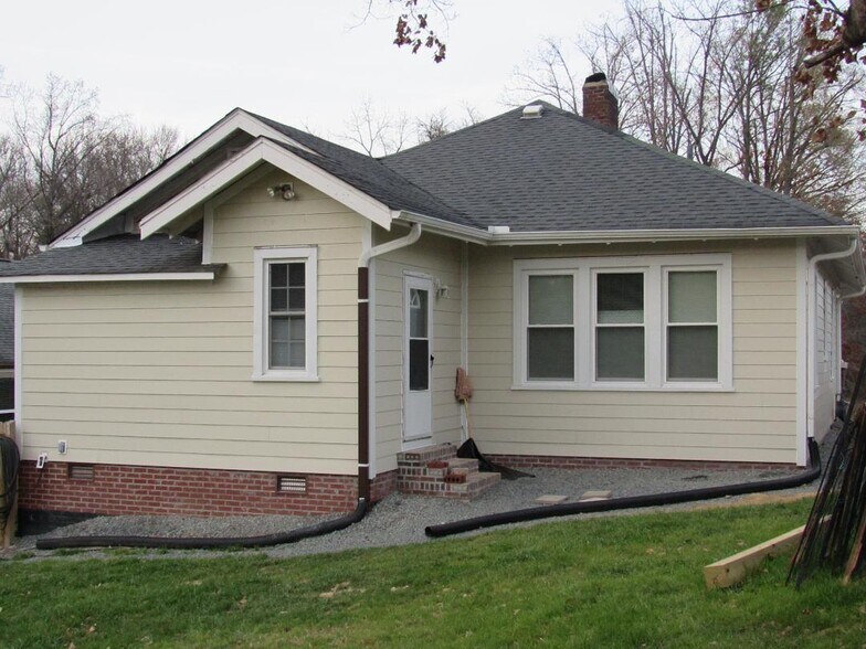 house rear - 703 W Markham Ave