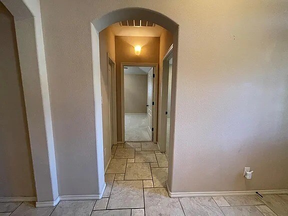 Building Photo - Comfy 3 bd/2 bth home in quiet neighborhood. Walk to the grocery store. 10 minutes to downtown. A...