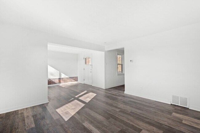 Building Photo - AVAILABLE JULY 1ST! ABSOLUTELY GORGEOUS & RENOVATED 2 bedroom in CASTLE SHANNON!