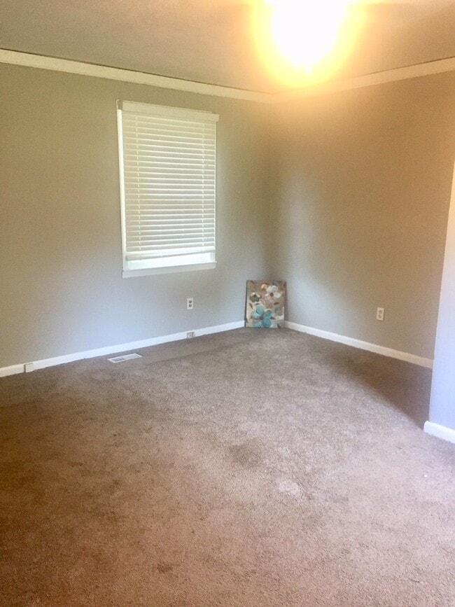 Building Photo - LARGE 3 bedroom + flex room,  2 bath home!!!