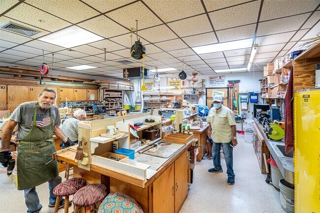 Building Photo - 1140 NW 85th Ave