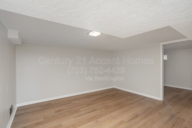 Building Photo - 3233 Holly Hill Dr