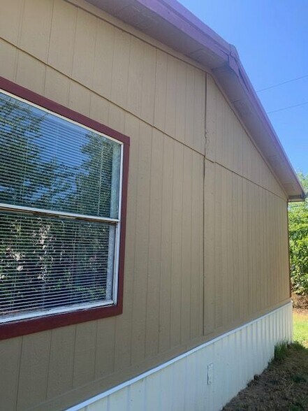 Building Photo - 305 Saturn Dr