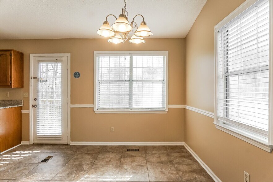 Building Photo - 5811 Willow Crest Dr