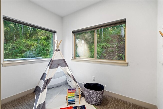 Building Photo - West Seattle - 3 Bedroom - 2.5 Bathroom w/ AC!