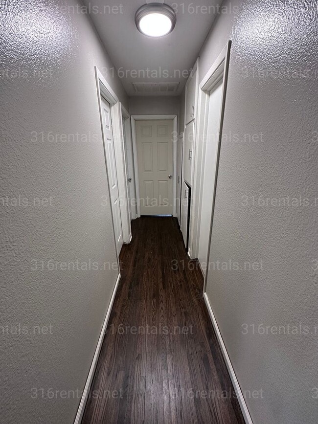 Building Photo - $1,195 - 3 bedroom / 1 bathroom - Single Family Home