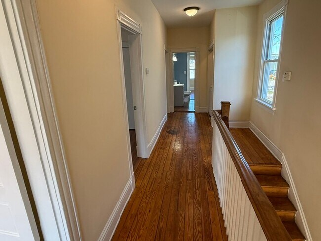 Building Photo - Spacious 3BR / 2BA apartment with ensuite bath and in-unit laundry