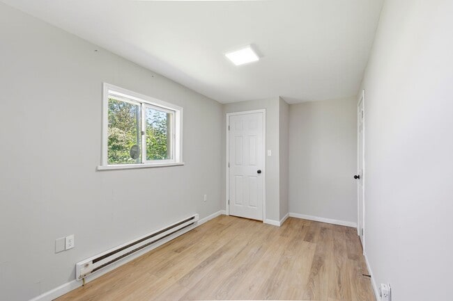 Building Photo - 606 Meadow Ave