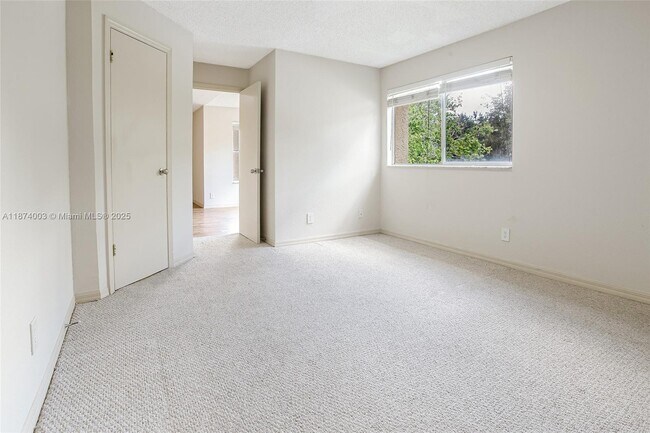 Building Photo - 643 Vista Isles Dr