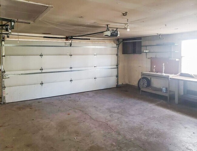 Building Photo - Enclosed Porch