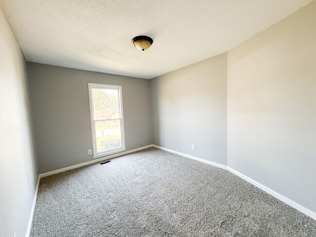 Building Photo - 3 Bedroom 2 Bathroom Home