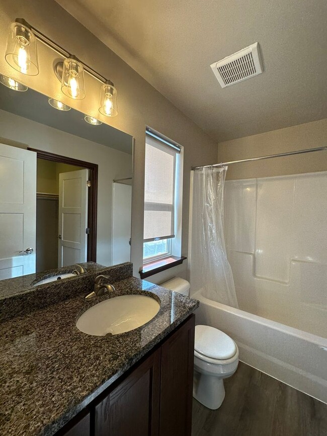 Building Photo - Amazing 3 Bedroom 2.5 Bath Duplex!