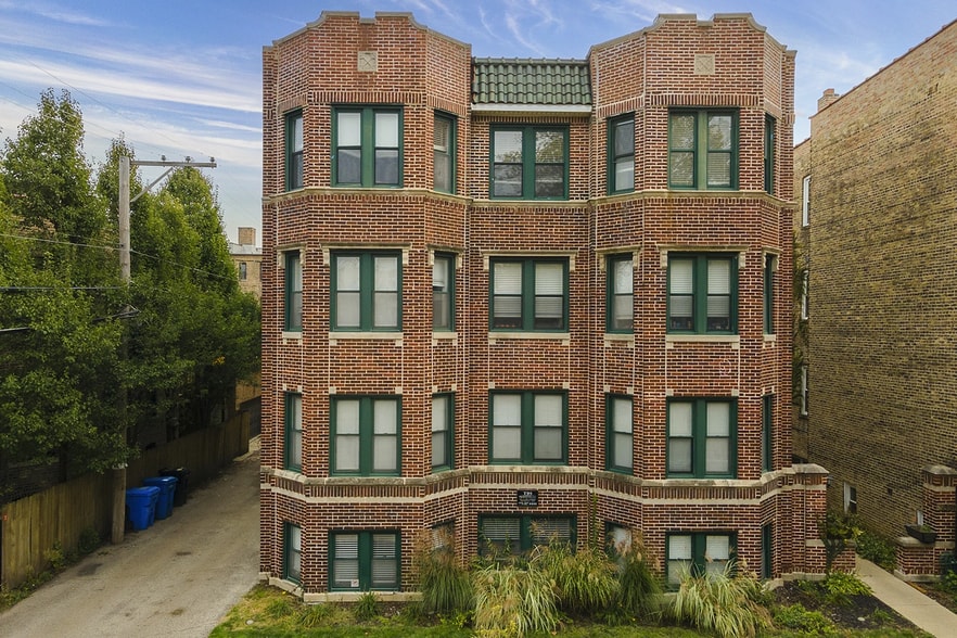 Building Photo - 3838 N Greenview Ave