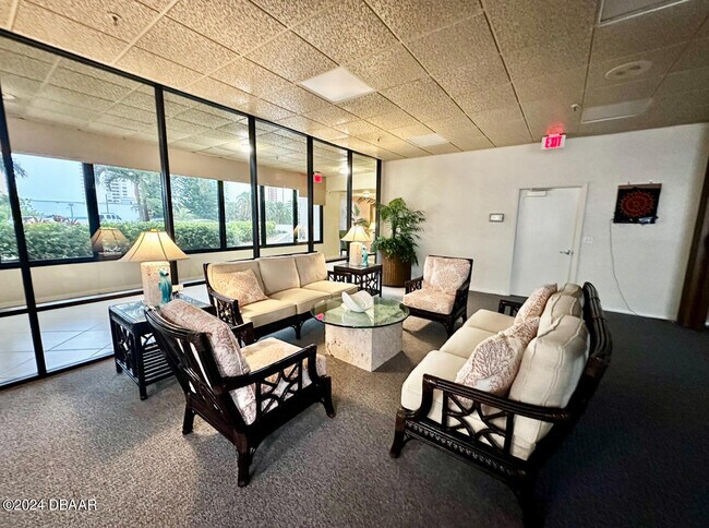 Building Photo - 1 Oceans W Blvd