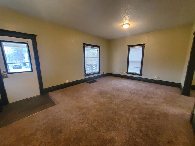 Building Photo - FOR RENT- 327 Webster- HUGE yard- pets ok!