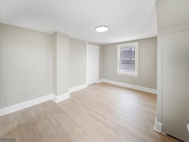 Building Photo - 109 Division Ave
