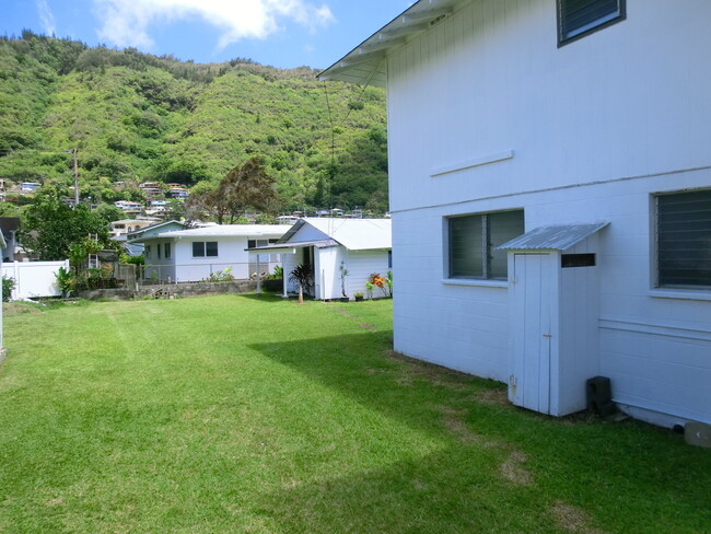 Building Photo - Right in the Heart of Manoa Valley - Fully...