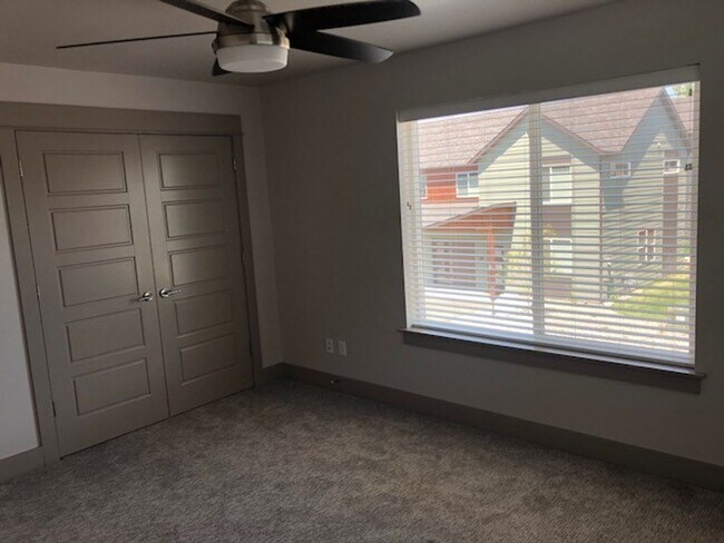 Building Photo - Beautiful Well Lit Four Corners Condo