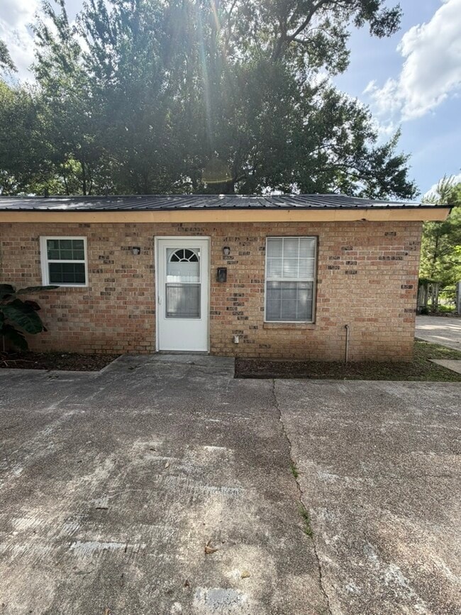 Building Photo - 114 Webb St