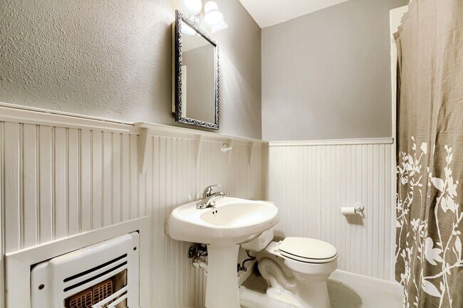Building Photo - 1402 Cullen Ave