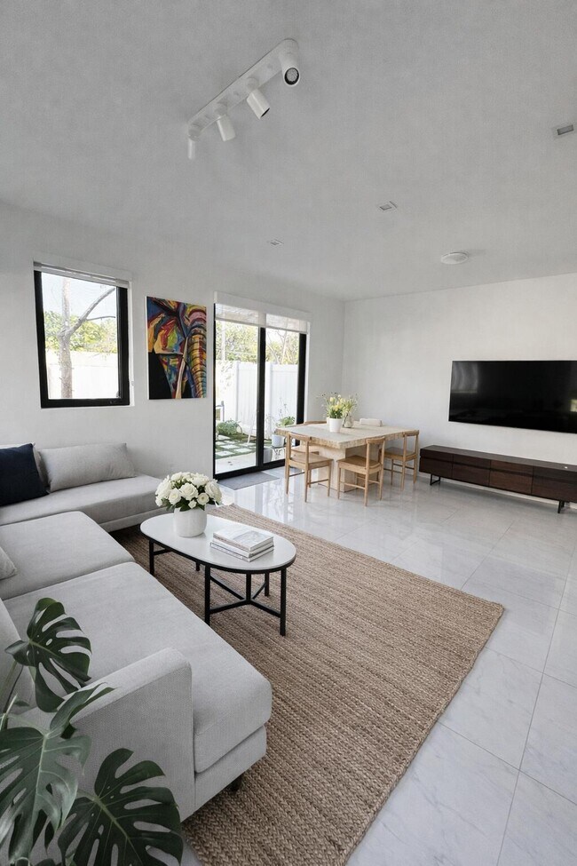 Building Photo - 4189 N Oak Pl