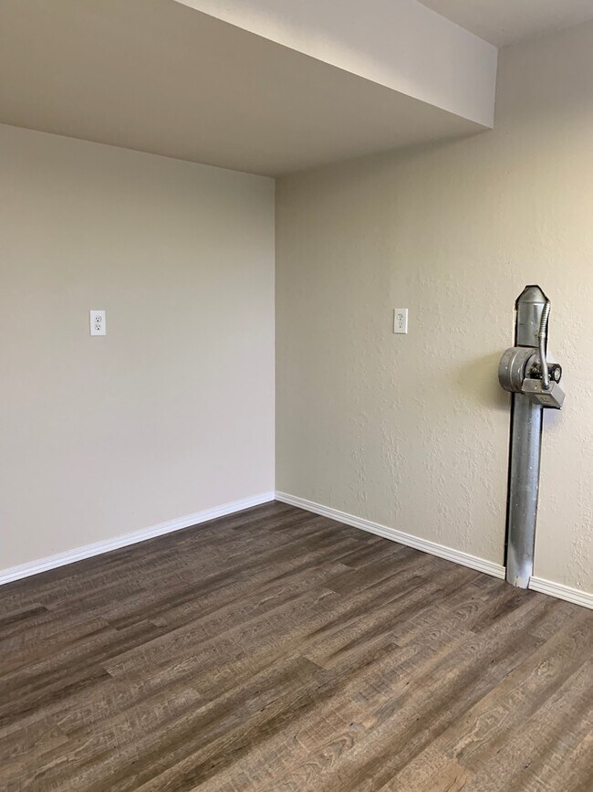 Building Photo - Renovated 4 BR/4BA Home with Large Backyar...