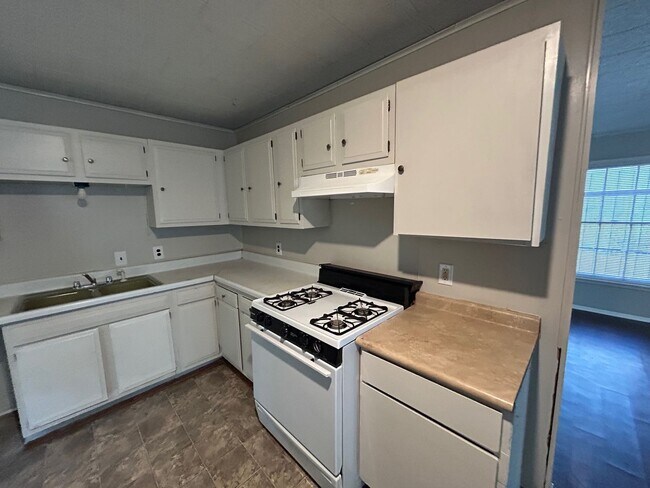 Building Photo - Central Waco Home