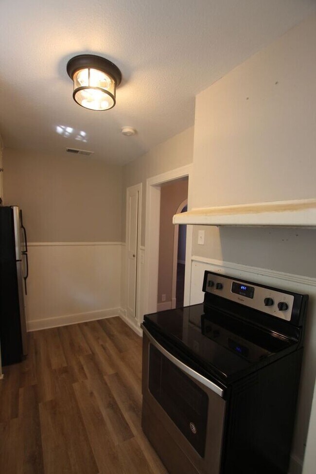 Building Photo - Top Floor-Triplex Unit in Tyler! Coming Soon!