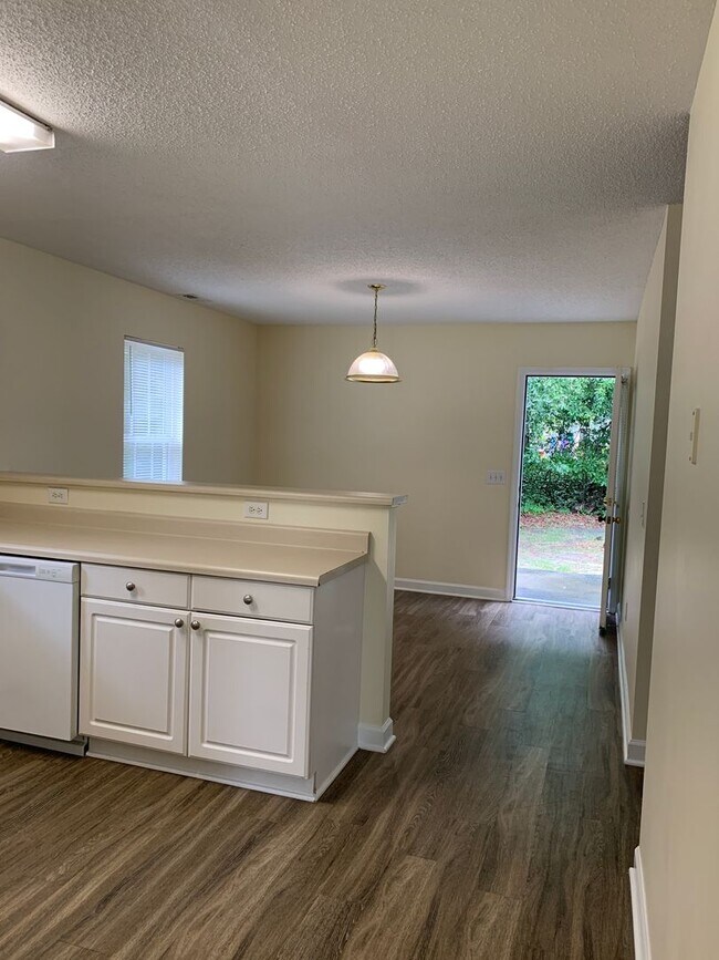 Building Photo - 3 Bedroom 2 Bath House Available on Hillsdale Drive