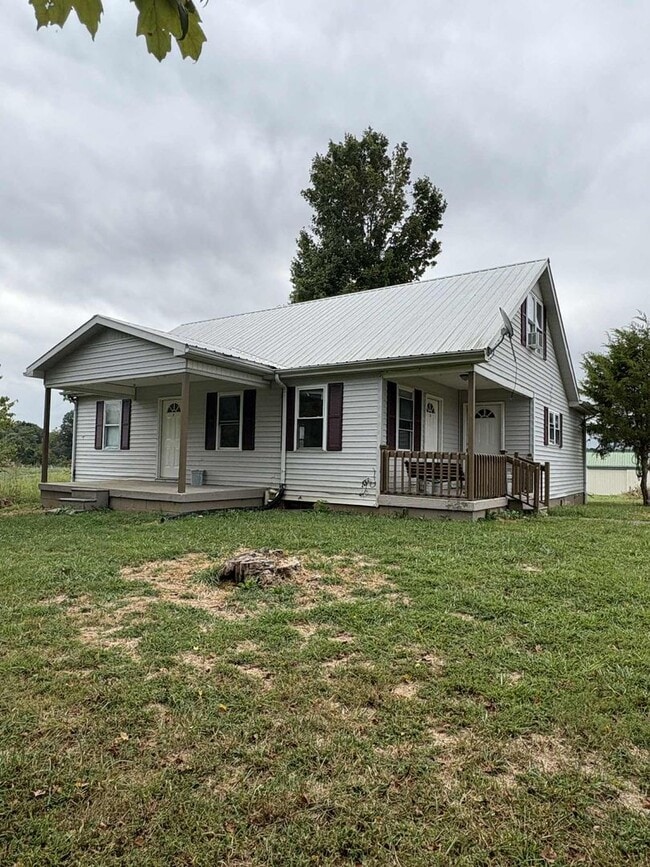 Primary Photo - Charming Country Living!