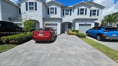 Building Photo - 1146 SE 26th Ter