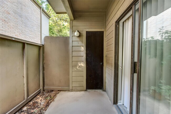 Building Photo - 10047 Westpark Dr