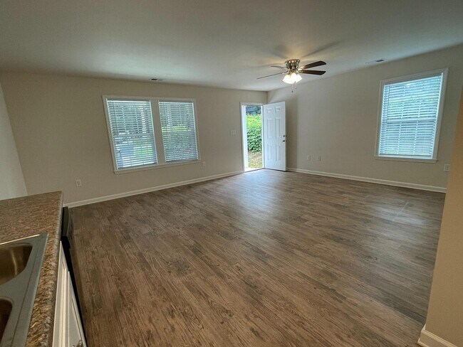 Building Photo - 1525 S Aspen St