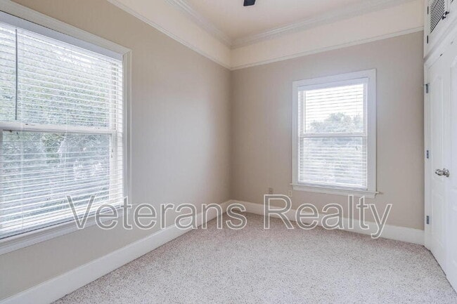 Building Photo - 28 Oak Alley Ln