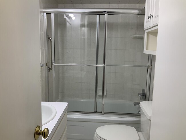 Building Photo - 829 Robinwood Dr