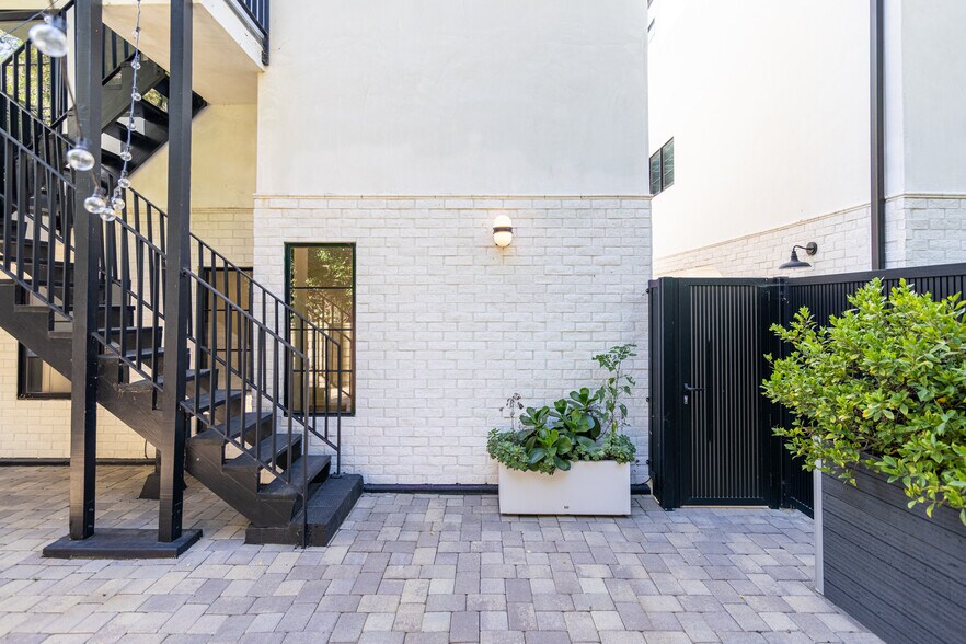 Building Photo - 866 N Beverly Glen Blvd