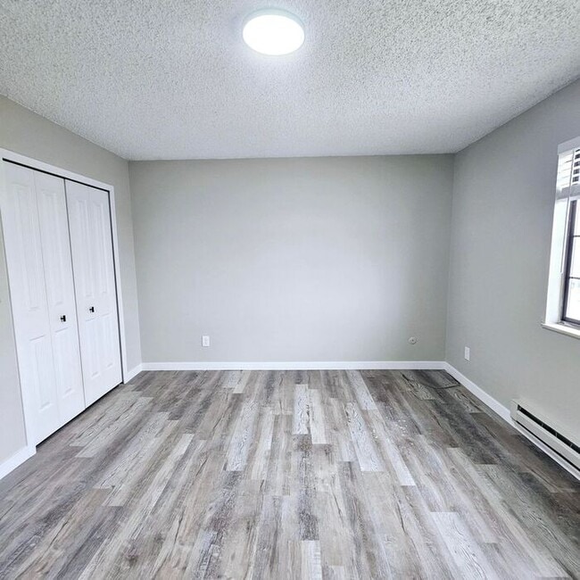 Building Photo - Remodeled 2-Bedroom Townhome!