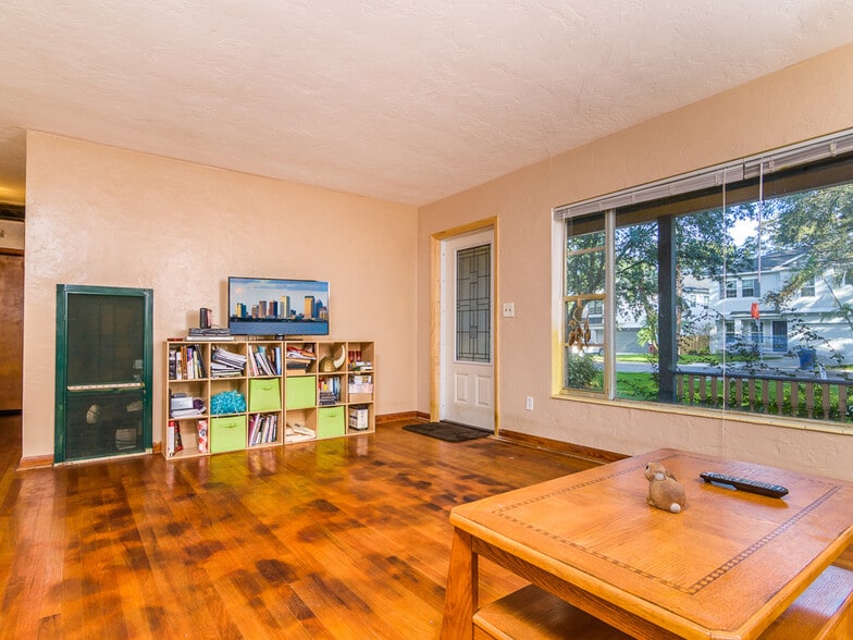 Building Photo - 3136 W EUCLID AVE N