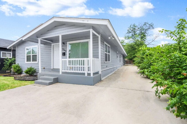 Building Photo - Charming and Spacious 4 Bedroom Home with ...