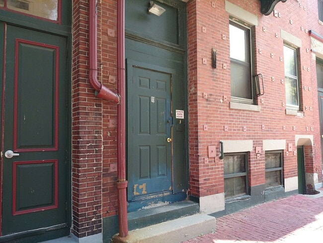 Building Photo - "Charming 1-Bedroom Apartment with Granite...