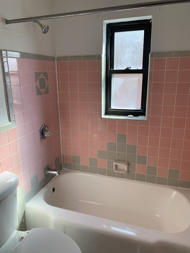 Building Photo - 3069 Glenmore Ave