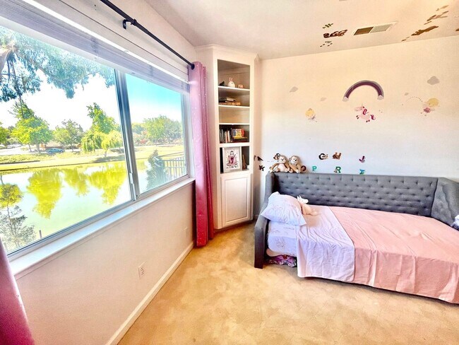 Building Photo - *COMING SOON!* 4 bed/3 bath lake house wit...