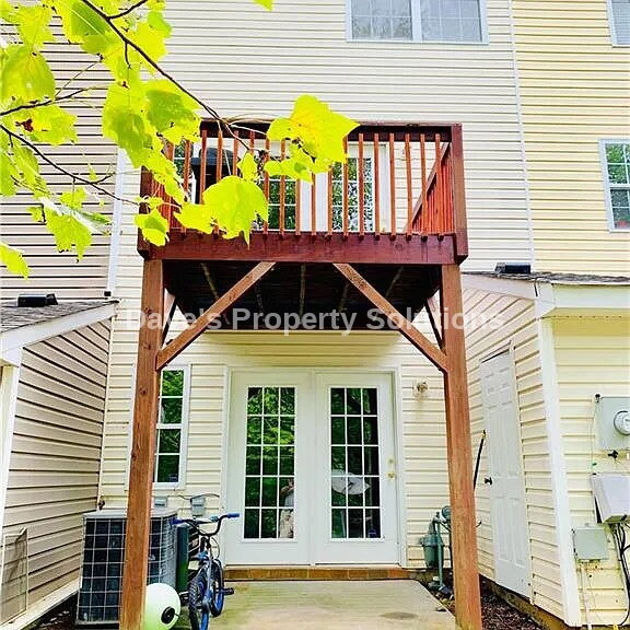 Building Photo - Beautiful and Spacious Townhome