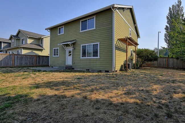 Building Photo - Spacious Craftsman Style Home - Pet Friendly!