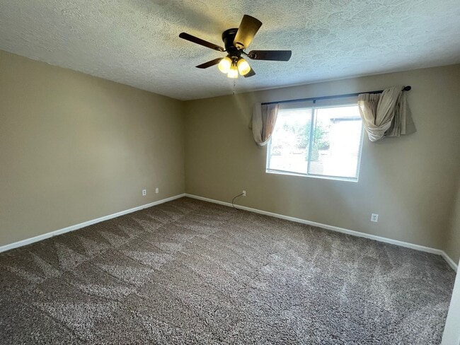 Building Photo - Old Forest Rd Area Townhouse