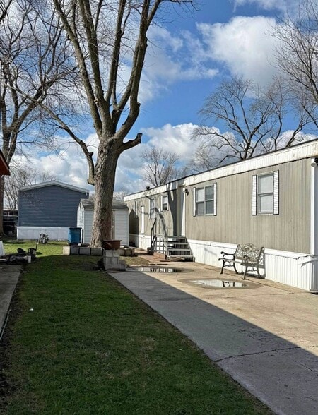 Building Photo - 14001 Western Ave