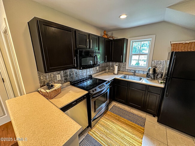 Building Photo - 6 Carolina Village Cir