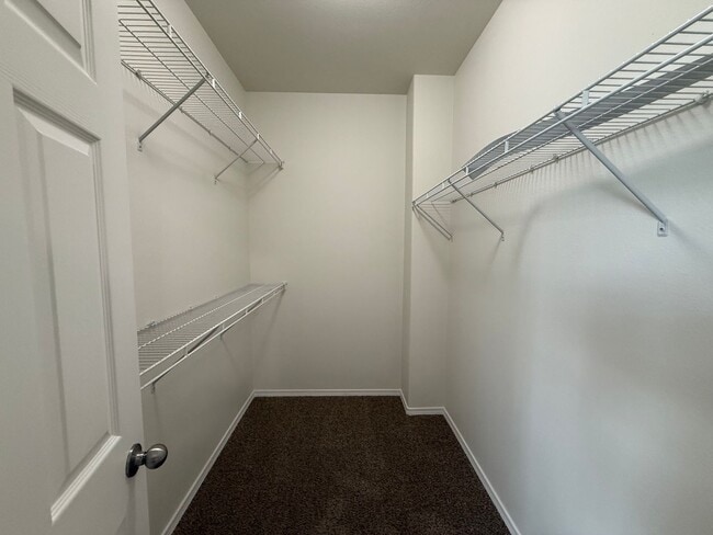 Building Photo - 4 Bed 3 Bath Gated Townhome Near Maplewood Golf
