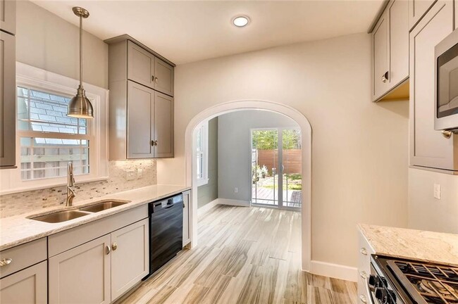 Building Photo - 811 1/2 E 38th St