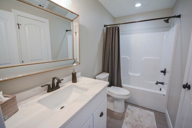 Building Photo - Bright & modern main floor living in newer home!